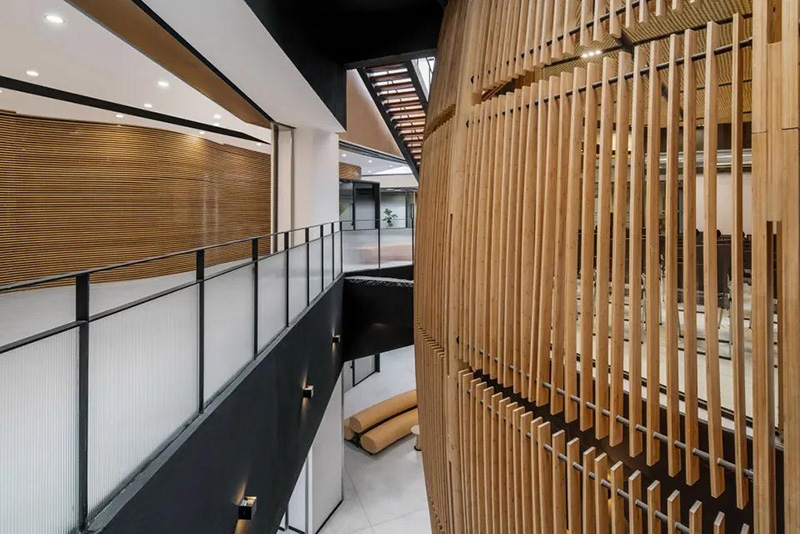 昆明大悦城优客工场，悬浮于两层之间的圆形竹楼